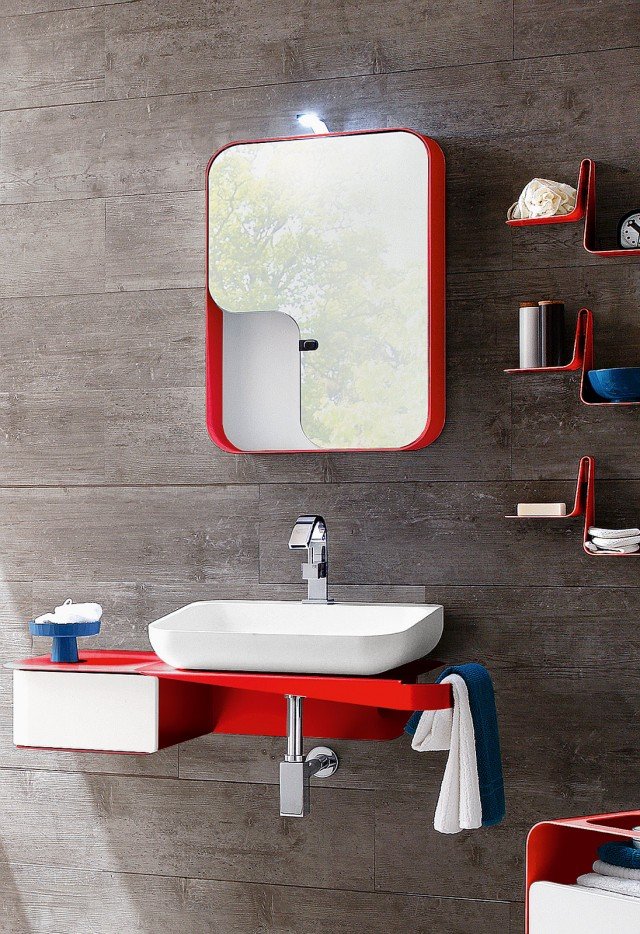 Il lavabo console in Tecnoblu misura L 54 x P 44,5 cm; appoggia su una mensola in metallo verniciato e, compresa la specchiera, costa 1.607 euro Tulip di Arblu www.arblu.it Il lavabo console in Tecnoblu misura L 54 x P 44,5 cm; appoggia su una mensola in metallo verniciato e, compresa la specchiera, costa 1.607 euro Tulip di Arblu www.arblu.it