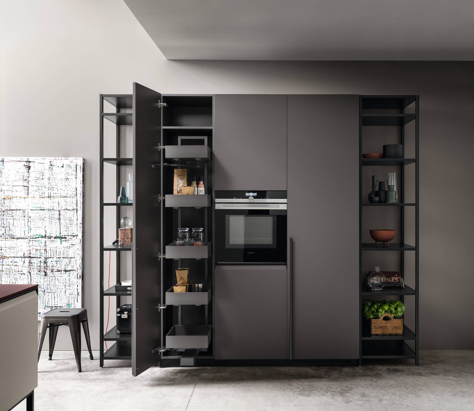 Armadio Rational nero proposto nella collezione Formalia di Scavolini attrezzatura interna Urban Armadio Rational nero proposto nella collezione Formalia di Scavolini attrezzatura interna Urban