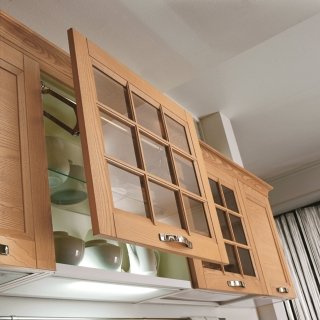 Lo stile classico di Beverly, rappresentato delle ante a telaio e delle cornici in finitura, è interpretato da Stosa in modo contemporaneo grazie all’essenzialità delle forme, alla pulizia dei volumi e all’ergonomia. Di grande importanza stilistica e funzionale, sono le vetrine con apertura a vela. La finitura in essenza è proposta nei colori caffè, biancospino, cipria, rosso, canapa. Prezzo anta base: 181 euro www.stosa.it Lo stile classico di Beverly, rappresentato delle ante a telaio e delle cornici in finitura, è interpretato da Stosa in modo contemporaneo grazie all’essenzialità delle forme, alla pulizia dei volumi e all’ergonomia. Di grande importanza stilistica e funzionale, sono le vetrine con apertura a vela. La finitura in essenza è proposta nei colori caffè, biancospino, cipria, rosso, canapa. Prezzo anta base: 181 euro www.stosa.it