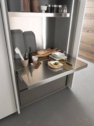 L’ampia disponibilità di attrezzature interne consente di avere tutto in ordine grazie ad elementi di contenimento innovativi, colonne con ante rientranti per l’inserimento degli elettrodomestici, riduzione dello zoccolo. Le basi del modello Fly di Modulova offrono la possibilità di creare composizioni completate da cassetti e cestoni raccordati a 45° con il piano di lavoro e con i fianchi laterali, nascondendo gli spessori dei componenti ed ottenendo l’effetto estetico di monoblocco. La colonna armadio con ante rientranti laccate bianco satinato, contiene al suo interno una mensola inox con prese schuko, un piano inox estraibile, 2 cestoni interni in melaminico e 2 barre LED con sensore montate nei fianchi. Lo schienale è anch’esso in finitura inox. Misura L 140 x H 232,8 cm. Prezzo da rivenditore. www.modulova.it L’ampia disponibilità di attrezzature interne consente di avere tutto in ordine grazie ad elementi di contenimento innovativi, colonne con ante rientranti per l’inserimento degli elettrodomestici, riduzione dello zoccolo. Le basi del modello Fly di Modulova offrono la possibilità di creare composizioni completate da cassetti e cestoni raccordati a 45° con il piano di lavoro e con i fianchi laterali, nascondendo gli spessori dei componenti ed ottenendo l’effetto estetico di monoblocco. La colonna armadio con ante rientranti laccate bianco satinato, contiene al suo interno una mensola inox con prese schuko, un piano inox estraibile, 2 cestoni interni in melaminico e 2 barre LED con sensore montate nei fianchi. Lo schienale è anch’esso in finitura inox. Misura L 140 x H 232,8 cm. Prezzo da rivenditore. www.modulova.it