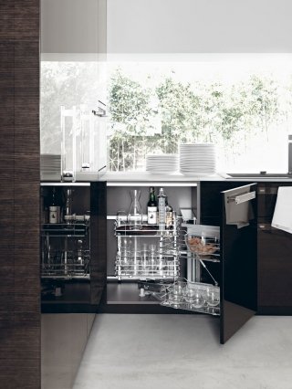 Lucrezia di Cesar propone una base ad angolo che permette di sfruttare al meglio ogni centimetro disponibile: Magic Corner. Questo dispositivo di estrazione e rotazione, perme l’utilizzo ottimale dello spazio e l’accesso totale alle dispense nelle basi ad angolo. Con anta in rovere moro lucido e meccanismo Misura L 130 x P 84 x H 70 cm. Prezzo esclusa Iva: 1.778 euro www.cesar.it Lucrezia di Cesar propone una base ad angolo che permette di sfruttare al meglio ogni centimetro disponibile: Magic Corner. Questo dispositivo di estrazione e rotazione, perme l’utilizzo ottimale dello spazio e l’accesso totale alle dispense nelle basi ad angolo. Con anta in rovere moro lucido e meccanismo Misura L 130 x P 84 x H 70 cm. Prezzo esclusa Iva: 1.778 euro www.cesar.it