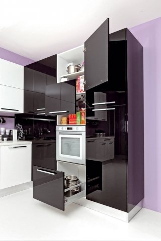 Con Martina, il nuovo modello di Cucine Lube, l’azienda pone l’attenzione alla praticità dell’ampia gamma di soluzioni di contenimento. Nell’immagine, la versione con anta in acrilico lucido bianco e nero. Un modulo base misura: L 60 x P 60 x H 75 cm. Prezzo esclusa Iva e top: 293 euro www.cucinelube.it Con Martina, il nuovo modello di Cucine Lube, l’azienda pone l’attenzione alla praticità dell’ampia gamma di soluzioni di contenimento. Nell’immagine, la versione con anta in acrilico lucido bianco e nero. Un modulo base misura: L 60 x P 60 x H 75 cm. Prezzo esclusa Iva e top: 293 euro www.cucinelube.it