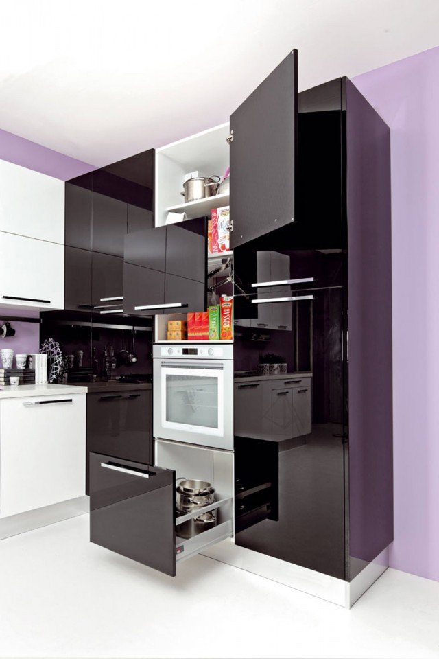 Con Martina, il nuovo modello di Cucine Lube, l’azienda pone l’attenzione alla praticità dell’ampia gamma di soluzioni di contenimento. Nell’immagine, la versione con anta in acrilico lucido bianco e nero. Un modulo base misura: L 60 x P 60 x H 75 cm. Prezzo esclusa Iva e top: 293 euro www.cucinelube.it Con Martina, il nuovo modello di Cucine Lube, l’azienda pone l’attenzione alla praticità dell’ampia gamma di soluzioni di contenimento. Nell’immagine, la versione con anta in acrilico lucido bianco e nero. Un modulo base misura: L 60 x P 60 x H 75 cm. Prezzo esclusa Iva e top: 293 euro www.cucinelube.it
