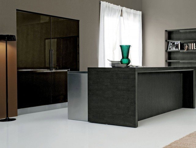 Il monoblocco Metropolitan Future Kitchen di Aran Cucine, più semplicemente Met, è dotato di una zona operativa che unisce in un blocco autoportante tutte le principali funzioni e che, con un semplice tasto di funzionamento, riesce a creare un ambiente dalla duplice valenza: zona operativa, area snack o consolle per la zona living. Misura dell’isola in estensione L 256 x P 185 x H 98 cm. Prezzo da rivenditore. www.aranworld.it Il monoblocco Metropolitan Future Kitchen di Aran Cucine, più semplicemente Met, è dotato di una zona operativa che unisce in un blocco autoportante tutte le principali funzioni e che, con un semplice tasto di funzionamento, riesce a creare un ambiente dalla duplice valenza: zona operativa, area snack o consolle per la zona living. Misura dell’isola in estensione L 256 x P 185 x H 98 cm. Prezzo da rivenditore. www.aranworld.it