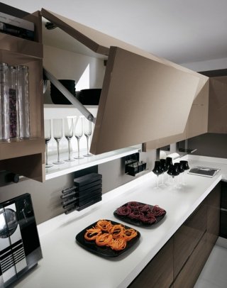 All’interno di case dalle dimensioni sempre più contenute, il modello Scenery di Scavolini rappresenta la soluzione ideale. E’ attrezzata con un pratico sistema di apertura push-pull meccanico e per i pensili, il fondo sagomato ne facilita l’apertura. L’anta è laccata lucida Grigio Tundra. Un modulo base senza top con anta laccata lucida misura 45 cm. Prezzo: esclusa Iva 210 euro www.scavolini.it All’interno di case dalle dimensioni sempre più contenute, il modello Scenery di Scavolini rappresenta la soluzione ideale. E’ attrezzata con un pratico sistema di apertura push-pull meccanico e per i pensili, il fondo sagomato ne facilita l’apertura. L’anta è laccata lucida Grigio Tundra. Un modulo base senza top con anta laccata lucida misura 45 cm. Prezzo: esclusa Iva 210 euro www.scavolini.it