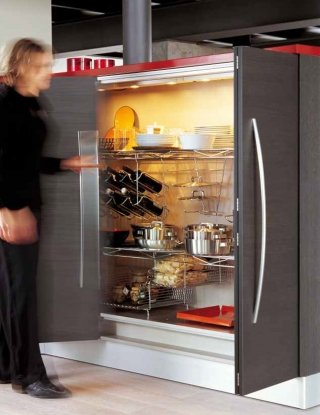 Organizzata e capiente, la dispensa con anta in finitura rovere dark di Skyline di Snaidero, internamente è completa di ripiani, accessori in filo e illuminazione. Con apertura a libro la dispensa in Nobilitato bianco perla misura L 90 x P 59 x H 144 cm. Prezzo: 879 euro www.snaidero.it Organizzata e capiente, la dispensa con anta in finitura rovere dark di Skyline di Snaidero, internamente è completa di ripiani, accessori in filo e illuminazione. Con apertura a libro la dispensa in Nobilitato bianco perla misura L 90 x P 59 x H 144 cm. Prezzo: 879 euro www.snaidero.it