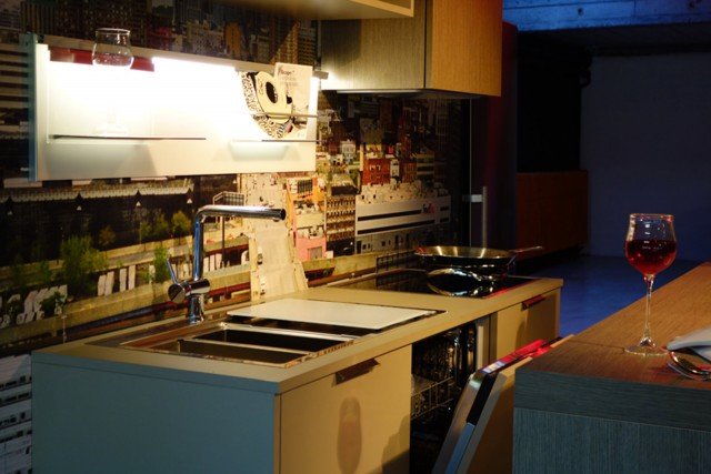 Taak – Compact Kitchen di SCIC è un concentrato di idee salva-spazio, con la qualità che Scic ha prodotto per rispondere alle attuali esigenze di mercato: dimensioni degli ambienti domestici ridotte, prezzi accessibili, massima personalizzazione e vendita online. Facilmente trasportabile grazie al pre-assemblaggio, il nuovo modello presenta tutti i comfort e gli accessori di una cucina d’alta gamma: un pannello retrostante, un tavolo estraibile e una fascia luminosa. La base misura L 180 x P 68 x H 85 cm. Prezzo: elettrodomestici inclusi 3.900 euro www.scic.it Taak – Compact Kitchen di SCIC è un concentrato di idee salva-spazio, con la qualità che Scic ha prodotto per rispondere alle attuali esigenze di mercato: dimensioni degli ambienti domestici ridotte, prezzi accessibili, massima personalizzazione e vendita online. Facilmente trasportabile grazie al pre-assemblaggio, il nuovo modello presenta tutti i comfort e gli accessori di una cucina d’alta gamma: un pannello retrostante, un tavolo estraibile e una fascia luminosa. La base misura L 180 x P 68 x H 85 cm. Prezzo: elettrodomestici inclusi 3.900 euro www.scic.it