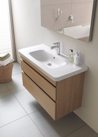 Il lavabo a console in ceramica bianca monoforo con troppopieno è abbinato alla base con due cassetti che misura L 93 x P 44,8 cm; la composizione costa 1.274 euro DuraStyle di Duravit ]  www.duravit.it