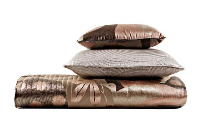Rigogliose infiorescenze, motivi gentili e volute color pastello sono gli elementi dal mood orientale che caratterizzano il piumone Bund della collezione Asian Inspiration di Frette. Il piumone è realizzato in rasatello ed è corredato dal cuscino. http://eu.frette.com Rigogliose infiorescenze, motivi gentili e volute color pastello sono gli elementi dal mood orientale che caratterizzano il piumone Bund della collezione Asian Inspiration di Frette. Il piumone è realizzato in rasatello ed è corredato dal cuscino. http://eu.frette.com