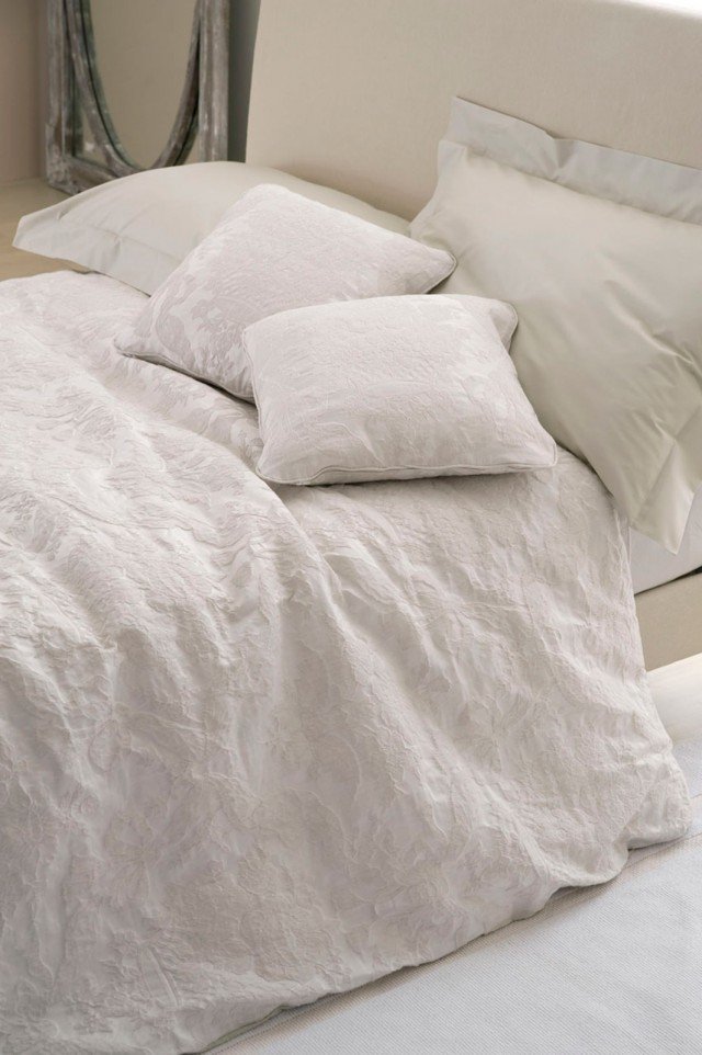 Il copripiumino Adam di Mastro Raphaël unisce la delicatezza del motivo floreale alla preziosità del lino, combinati in tono su tono nelle varianti rosa antico, nocciola, avorio e grigio. La collezione è declinata in quilt, copriletto, cuscini e trapunta. Il set copripiumino matrimoniale misura 270x270 cm e costa euro 702,00. www.mastroraphael.it Il copripiumino Adam di Mastro Raphaël unisce la delicatezza del motivo floreale alla preziosità del lino, combinati in tono su tono nelle varianti rosa antico, nocciola, avorio e grigio. La collezione è declinata in quilt, copriletto, cuscini e trapunta. Il set copripiumino matrimoniale misura 270x270 cm e costa euro 702,00. www.mastroraphael.it