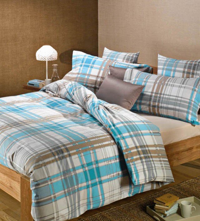 Stampa tartan per il copripiumino matrimoniale con federe a 2 volant Finlandia di Caleffi, in tessuto in puro cotone realizzato nei colori Corallo, Azzurro, Naturale, Turchese. Il completo matrimoniale costa euro 105. www.caleffionline.it Stampa tartan per il copripiumino matrimoniale con federe a 2 volant Finlandia di Caleffi, in tessuto in puro cotone realizzato nei colori Corallo, Azzurro, Naturale, Turchese. Il completo matrimoniale costa euro 105. www.caleffionline.it
