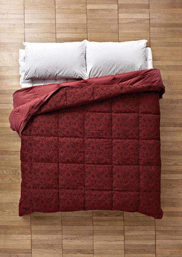 Quadri fissi a tre teli – due a tenuta di piume e uno decorativo – creano la trapunta Idea Warm di Daunenstep, con angoli arrotondati e bordo piatto. Misura 270 x 260 e costa euro 899. Nell’immagine è proposta con il coprimaterasso Nuvola, in cotone e imbottitura in piuma e, i cuscini Perla in fiochhi di cirmalo e pura lana vergine. www.daunenstep.it Quadri fissi a tre teli – due a tenuta di piume e uno decorativo – creano la trapunta Idea Warm di Daunenstep, con angoli arrotondati e bordo piatto. Misura 270 x 260 e costa euro 899. Nell’immagine è proposta con il coprimaterasso Nuvola, in cotone e imbottitura in piuma e, i cuscini Perla in fiochhi di cirmalo e pura lana vergine. www.daunenstep.it