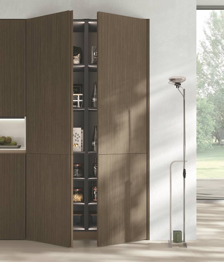 Nella cucina con finitura cannettata Aliant di Stosa Cucine, l'effetto rigato e decorativo delle colonne Termocotto Onda è valorizzato dal segno verticale della maniglia Grip in finitura Titanio, in perfetto abbinamento con l’anta. Nella cucina con finitura cannettata Aliant di Stosa Cucine, l'effetto rigato e decorativo delle colonne Termocotto Onda è valorizzato dal segno verticale della maniglia Grip in finitura Titanio, in perfetto abbinamento con l’anta.