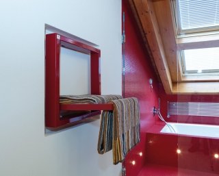scaldasalviette con modulo centrale basculante aperto rosso lucido Towel Box di Deltacalor scaldasalviette con modulo centrale basculante aperto rosso lucido Towel Box di Deltacalor