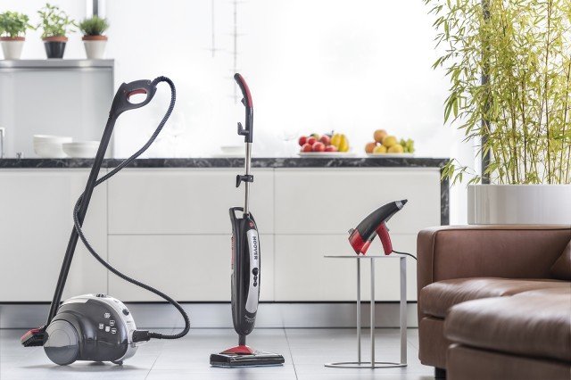 Steamjet è la nuova gamma di prodotti Hoover che permette una pulizia profonda della casa. Comprende scopa a vapore SteamJet adatta alla pulizia di pavimenti, ma anche utilizzabile su tappeti e moquette con lo specifico accessorio in dotazione, SteamJet Compact a traino con potenza di 1.600 watt e fino a 5 Bar di pressione per pulire sia le superfici verticali, come finestre e piastrelle, sia orizzontali, come pavimenti e divani e pistola a vapore SteamJet Handy per superfici come specchi, finestre, piastrelle, divani o tappezzeria. SteamJet SSNB costa 100 euro, SteamJet Compact SCM 1600 costa 131 euro e SteamJet Handy costa SSNH1300 70 euro. www.hoover.it Steamjet è la nuova gamma di prodotti Hoover che permette una pulizia profonda della casa. Comprende scopa a vapore SteamJet adatta alla pulizia di pavimenti, ma anche utilizzabile su tappeti e moquette con lo specifico accessorio in dotazione, SteamJet Compact a traino con potenza di 1.600 watt e fino a 5 Bar di pressione per pulire sia le superfici verticali, come finestre e piastrelle, sia orizzontali, come pavimenti e divani e pistola a vapore SteamJet Handy per superfici come specchi, finestre, piastrelle, divani o tappezzeria. SteamJet SSNB costa 100 euro, SteamJet Compact SCM 1600 costa 131 euro e SteamJet Handy costa SSNH1300 70 euro. www.hoover.it