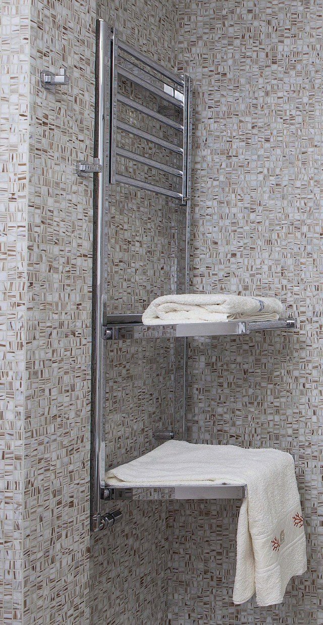 scaldasalviette Stendy di Deltacalor con ripiani a ribalta e resa termica di 420 watt scaldasalviette Stendy di Deltacalor con ripiani a ribalta e resa termica di 420 watt