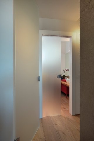 serramento a scomparsa Unico + porta di Eclisse composto da controtelaio e pannello porta in vetro satinato serramento a scomparsa Unico + porta di Eclisse composto da controtelaio e pannello porta in vetro satinato