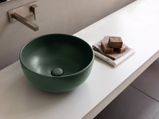 La bacinella da appoggio color muschio Terre di Cielo di Ceramica Cielo è disponibile in diversi colori opachi, ispirati alla terra e agli elementi vegetali e minerali. Ha un diametro di 40 cm ed è alta 18 cm. Prezzo 620 euro. www.ceramicacielo.it La bacinella da appoggio color muschio Terre di Cielo di Ceramica Cielo è disponibile in diversi colori opachi, ispirati alla terra e agli elementi vegetali e minerali. Ha un diametro di 40 cm ed è alta 18 cm. Prezzo 620 euro. www.ceramicacielo.it