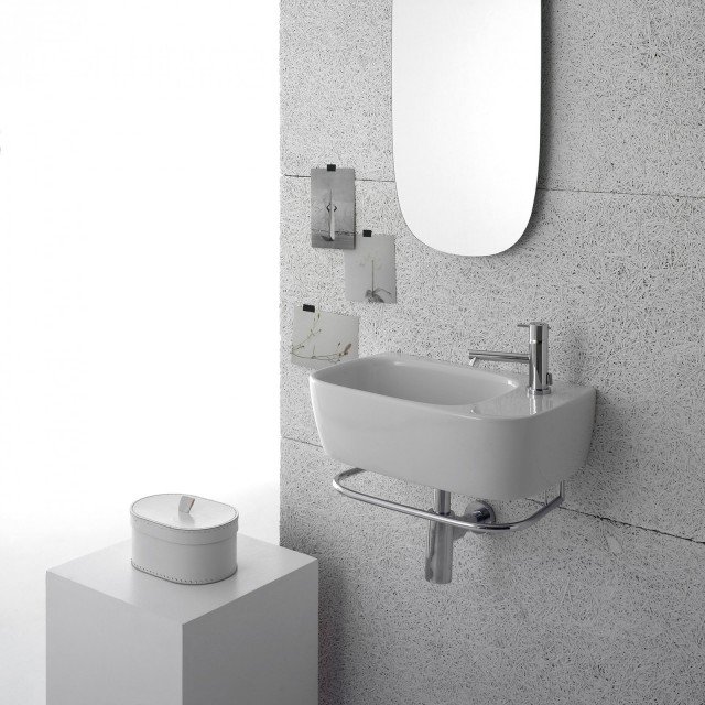 Il lavamani Genesis di Ceramica Globo dalle forme minimaliste è predisposto monoforo e con troppopieno. È completato da un portasciugamani in ottone cromato. Misura L 50 x P 30 cm, ma è disponibile anche nelle misure L 35 x P 35 cm e L 50 x P 22 cm. Prezzo, Iva esclusa, 170 euro. www.ceramicaglobo.com Il lavamani Genesis di Ceramica Globo dalle forme minimaliste è predisposto monoforo e con troppopieno. È completato da un portasciugamani in ottone cromato. Misura L 50 x P 30 cm, ma è disponibile anche nelle misure L 35 x P 35 cm e L 50 x P 22 cm. Prezzo, Iva esclusa, 170 euro. www.ceramicaglobo.com