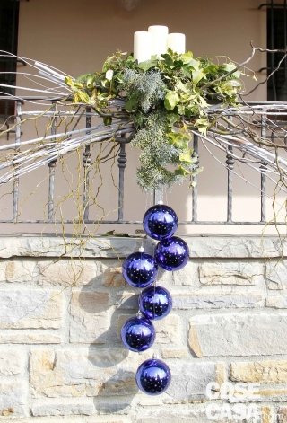 decorazione natalizia balcone rami, palle blu, candele decorazione natalizia balcone rami, palle blu, candele