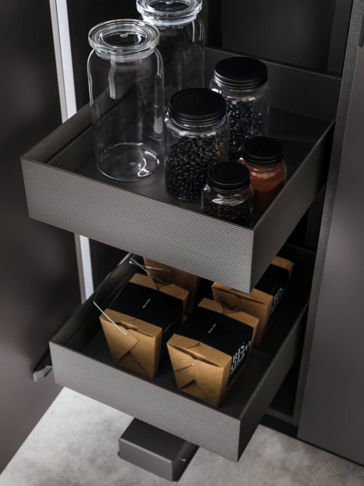 Dettaglio ripiani estraibili nell'armadio cucina Rational proposto nella collezione Formalia di Scavolini, con ante in PET Notte, ai lati sistema parete Status e attrezzatura interna Urban. Dettaglio ripiani estraibili nell'armadio cucina Rational proposto nella collezione Formalia di Scavolini, con ante in PET Notte, ai lati sistema parete Status e attrezzatura interna Urban.