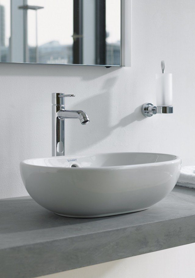 È in ceramica sanitaria bianca la bacinella da appoggio soprapiano ovale Bathroom_Foster di Duravit. Con troppopieno, non ha bordo per rubinetteria. Misura L 49,5 x P 35 cm. Prezzo 426 euro. www.duravit.it È in ceramica sanitaria bianca la bacinella da appoggio soprapiano ovale Bathroom_Foster di Duravit. Con troppopieno, non ha bordo per rubinetteria. Misura L 49,5 x P 35 cm. Prezzo 426 euro. www.duravit.it