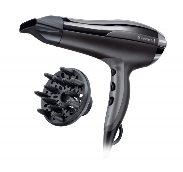 Ha 2.400 watt di potenza e la funzione turbo che aumenta il flusso d’aria per un’asciugatura ultra-rapida, l’asciugacapelli Pro Air Turbo D5220 di Remington. Un generatore emette fino al 90% in più di ioni negativi rispetto a un comune asciugacapelli ionico, liberando in un attimo i capelli dalla carica elettrostatica e lasciandoli lisci e luminosi. E’ regolabile su 3 temperature e 2 velocità. Prezzo 33 euro. www.remington.it Ha 2.400 watt di potenza e la funzione turbo che aumenta il flusso d’aria per un’asciugatura ultra-rapida, l’asciugacapelli Pro Air Turbo D5220 di Remington. Un generatore emette fino al 90% in più di ioni negativi rispetto a un comune asciugacapelli ionico, liberando in un attimo i capelli dalla carica elettrostatica e lasciandoli lisci e luminosi. E’ regolabile su 3 temperature e 2 velocità. Prezzo 33 euro. www.remington.it