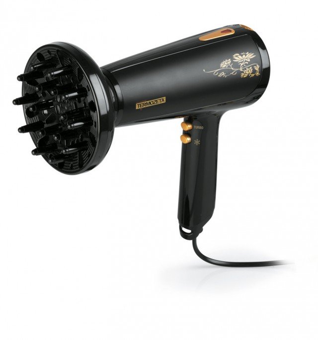 Decorato con eleganti motivi floreali dorati, Black Iono di Termozeta emette ioni negativi. Regolabile su tre velocità e quattro temperature differenti e con una potenza di 2.200 watt, consente una messa in piega perfetta grazie al concentratore d’aria e il diffusore. La speciale funzione turbo aumenta la velocità dell’aria, aumentando notevolmente la potenza del getto. Prezzo 29,90 euro. www.termozeta.com Decorato con eleganti motivi floreali dorati, Black Iono di Termozeta emette ioni negativi. Regolabile su tre velocità e quattro temperature differenti e con una potenza di 2.200 watt, consente una messa in piega perfetta grazie al concentratore d’aria e il diffusore. La speciale funzione turbo aumenta la velocità dell’aria, aumentando notevolmente la potenza del getto. Prezzo 29,90 euro. www.termozeta.com