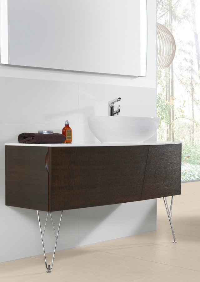 È da appoggio il lavabo ovale Aveo new generation di Villeroy & Boch in porcellana sanitaria. Con troppopieno, ha rubinetteria con bocca di erogazione a parete o con piede rialzato. Misura L 59,5 x P 44 cm. Prezzo, Iva esclusa, 524 euro. www.villeroy-boch.it È da appoggio il lavabo ovale Aveo new generation di Villeroy & Boch in porcellana sanitaria. Con troppopieno, ha rubinetteria con bocca di erogazione a parete o con piede rialzato. Misura L 59,5 x P 44 cm. Prezzo, Iva esclusa, 524 euro. www.villeroy-boch.it
