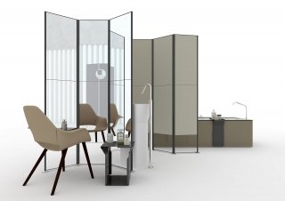 È modulare per poter creare una composizione su misura grazie anche agli accessori e agli specchi che si possono applicare alle ante: la soluzione ideale in bagno, ma non solo! I pannelli possono essere ricoperti da specchi o rivestiti in tessuto, Corian® o pelle e hanno la struttura in acciaio verniciato, brunito o bronzo/ottone La singola anta misura L 45 x P 5 x H 200 cm e la composizione nella versione base (tre ante a specchio con struttura in acciaio verniciato) costa 1.735 euro. Shade di Makro www.makro.it È modulare per poter creare una composizione su misura grazie anche agli accessori e agli specchi che si possono applicare alle ante: la soluzione ideale in bagno, ma non solo! I pannelli possono essere ricoperti da specchi o rivestiti in tessuto, Corian® o pelle e hanno la struttura in acciaio verniciato, brunito o bronzo/ottone La singola anta misura L 45 x P 5 x H 200 cm e la composizione nella versione base (tre ante a specchio con struttura in acciaio verniciato) costa 1.735 euro. Shade di Makro www.makro.it