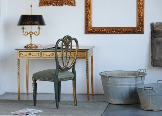 10. Finitura su tutti i lati Ha l’intera superficie, compresi i fianchi, decorata in foglia oro con rilievi in gesso verde scuro che ricordano lo stile settecentesco. Misura L 183 x P 48 x H 91cm e il prezzo è su richiesta. Arundel Table di Patina ® by Codital. www.patinafurniture.it 10. Finitura su tutti i lati Ha l’intera superficie, compresi i fianchi, decorata in foglia oro con rilievi in gesso verde scuro che ricordano lo stile settecentesco. Misura L 183 x P 48 x H 91cm e il prezzo è su richiesta. Arundel Table di Patina ® by Codital. www.patinafurniture.it