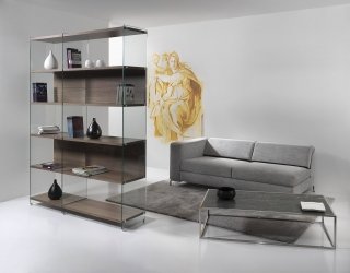 L’elemento divisorio può essere formato da una libreria componibile formata da moduli caratterizzati da fianchi in vetro temperato trasparente che la rendono leggera e lasciano passare la luce; i ripiani sono in laminato con finitura olmo o bianco. I singoli moduli misurano L 45/60/90 x P 36 x H 205 cm e la composizione costa 930 euro. Byblos di Pezzani Home Collection www.pezzani.eu L’elemento divisorio può essere formato da una libreria componibile formata da moduli caratterizzati da fianchi in vetro temperato trasparente che la rendono leggera e lasciano passare la luce; i ripiani sono in laminato con finitura olmo o bianco. I singoli moduli misurano L 45/60/90 x P 36 x H 205 cm e la composizione costa 930 euro. Byblos di Pezzani Home Collection www.pezzani.eu