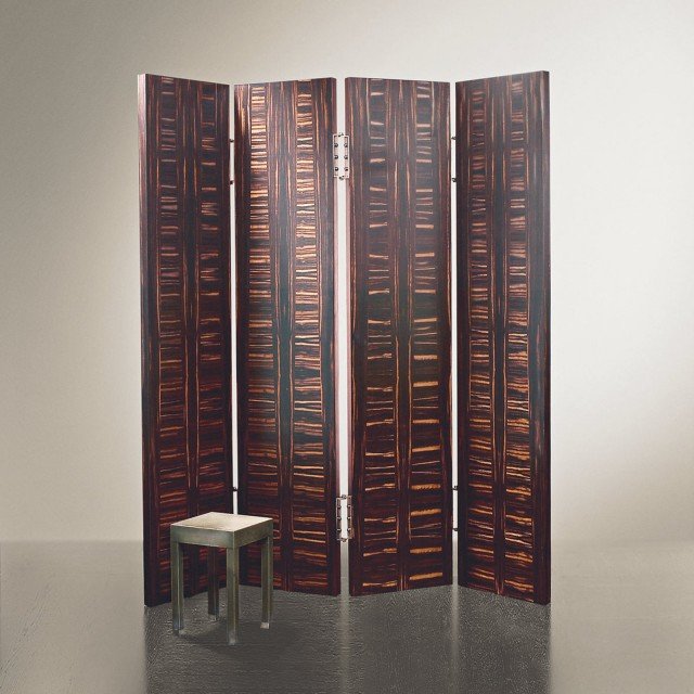 Un pezzo importante, prezioso, dal fascino intramontabile: è interamente realizzato in pregiato legno di ebano intarsiato a righe con dettagli in bronzo. Misura L 200 x P 4 x H 230 cm e costa 9.350 euro. Narciso di Promemoria www.promemoria.com Un pezzo importante, prezioso, dal fascino intramontabile: è interamente realizzato in pregiato legno di ebano intarsiato a righe con dettagli in bronzo. Misura L 200 x P 4 x H 230 cm e costa 9.350 euro. Narciso di Promemoria www.promemoria.com
