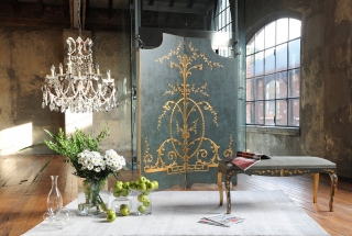 Ha due grandi pannelli con un decoro a rilievo in gesso impreziosito da una doratura a foglia oro il paravento che si ispira ai sontuosi modelli settecenteschi. Misura L 140 x P 2 x H 190 cm e il prezzo è su richiesta. Torcello Screen di Patina ® by Codital www.patinafurniture.it Ha due grandi pannelli con un decoro a rilievo in gesso impreziosito da una doratura a foglia oro il paravento che si ispira ai sontuosi modelli settecenteschi. Misura L 140 x P 2 x H 190 cm e il prezzo è su richiesta. Torcello Screen di Patina ® by Codital www.patinafurniture.it