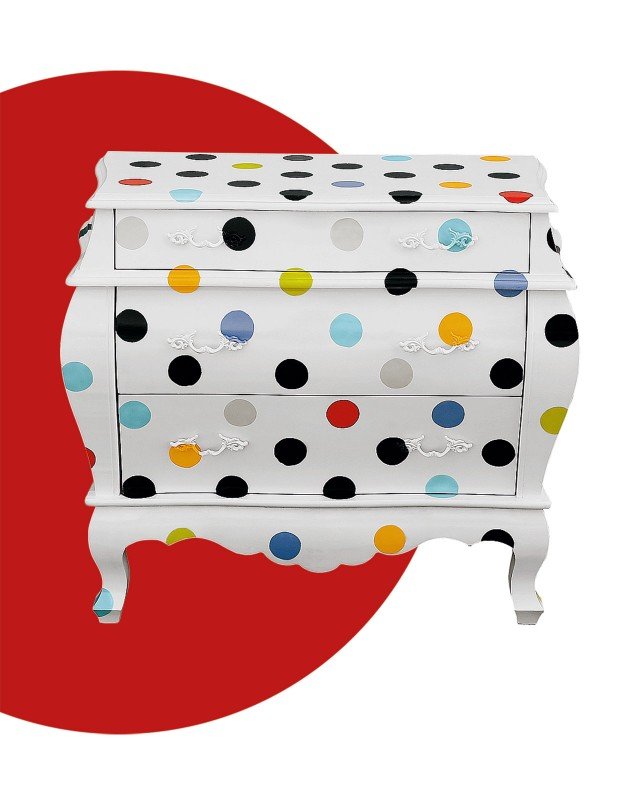 La linea bombata strizza l’occhio al passato, ma la stampa a pois arlecchino attualizza la cassettiera Trip trumeau di Seletti. In mdf, misura L 100 x P 48 x H 84 cm ; prezzo 1.025 euro. www.seletti.it La linea bombata strizza l’occhio al passato, ma la stampa a pois arlecchino attualizza la cassettiera Trip trumeau di Seletti. In mdf, misura L 100 x P 48 x H 84 cm ; prezzo 1.025 euro. www.seletti.it