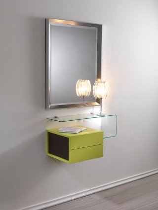 15. Colorata Un contenitore con due cassetti in laminato ecologico in un’allegra tonalità verde lime che dà un tocco di colore al corridoio bianco a cui si aggiunge una mensola in vetro trasparente con supporti in alluminio. Misura L 75 x P 42 x H 50 cm (la mensola con il contenitore) e costa 735 euro (l’intera composizione inclusa la specchiera). Due comp.3 di Pezzani Home Collection. www.pezzani.eu 15. Colorata Un contenitore con due cassetti in laminato ecologico in un’allegra tonalità verde lime che dà un tocco di colore al corridoio bianco a cui si aggiunge una mensola in vetro trasparente con supporti in alluminio. Misura L 75 x P 42 x H 50 cm (la mensola con il contenitore) e costa 735 euro (l’intera composizione inclusa la specchiera). Due comp.3 di Pezzani Home Collection. www.pezzani.eu