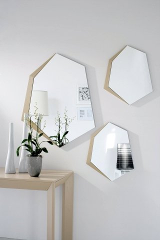 Lo specchio esagonale Picasso di Doimo Idea rende al meglio in una composizione a parete di più elementi proposto in due misure. Con cornice in essenza o laccata da un solo lato, lo specchio nella misura L 50 x H 60 cm prezzo 258 euro; nella misura L 100 x H 83 cm prezzo 412 euro.<strong>www.doimoidea.it</strong> Lo specchio esagonale Picasso di Doimo Idea rende al meglio in una composizione a parete di più elementi proposto in due misure. Con cornice in essenza o laccata da un solo lato, lo specchio nella misura L 50 x H 60 cm prezzo 258 euro; nella misura L 100 x H 83 cm prezzo 412 euro.<strong>www.doimoidea.it</strong>