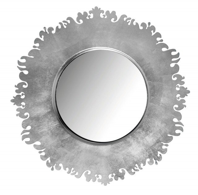 Ha un’importante cornice in metallo foglia argento lo specchio che misura Ø 95 x H 5 cm e costa 364 euro Kelly di Arti & Mestieri www.artiemestieri.it Ha un’importante cornice in metallo foglia argento lo specchio che misura Ø 95 x H 5 cm e costa 364 euro Kelly di Arti & Mestieri www.artiemestieri.it
