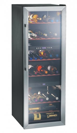 La cantinetta vini ha porta a vetro doppio strato fumé con protezione Uv e ripiani in legno. Con una capacità netta di 231 litri, può conservare fino a 53 bottiglie. Misura L 49 x P 59 x H 142 cm. Costa 599 euro HWC 2536 DL di Hoover www.hoover.it La cantinetta vini ha porta a vetro doppio strato fumé con protezione Uv e ripiani in legno. Con una capacità netta di 231 litri, può conservare fino a 53 bottiglie. Misura L 49 x P 59 x H 142 cm. Costa 599 euro HWC 2536 DL di Hoover www.hoover.it