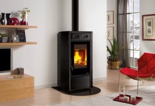 stufa Futura di La Nordica con potenza rispettivamente di 8 e 1 kW alimentata sia a legna sia a tronchetti di legna stufa Futura di La Nordica con potenza rispettivamente di 8 e 1 kW alimentata sia a legna sia a tronchetti di legna