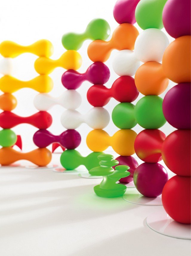2. Il divisorio è formato da un elemento componibile aggregabile senza limite realizzato in Poleasy®, un innovativo polietilene che si mantiene inalterato nel tempo; è disponibile in due finiture: goffrata o lucida e in tanti colori diversi. Inoltre gli elementi possono essere dotati di led interni per illuminarli. Ogni elemento misura L 90 x P 30 x H 30 cm e nella versione base costa 102 euro (esclusa la struttura di supporto in acciaio inox). Bagigio di Myyour www.myyour.eu 2. Il divisorio è formato da un elemento componibile aggregabile senza limite realizzato in Poleasy®, un innovativo polietilene che si mantiene inalterato nel tempo; è disponibile in due finiture: goffrata o lucida e in tanti colori diversi. Inoltre gli elementi possono essere dotati di led interni per illuminarli. Ogni elemento misura L 90 x P 30 x H 30 cm e nella versione base costa 102 euro (esclusa la struttura di supporto in acciaio inox). Bagigio di Myyour www.myyour.eu
