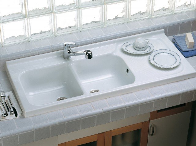 Adatto all’installazione su mobile, Arno di Ceramica Dolomite, è un lavello in ceramica a due vasche con gocciolatoio. I modelli della serie sono realizzati in diverse dimensioni. Misura L 120 x P 50 cm. Prezzo 372,10 euro. www.ceramicadolomite.it Adatto all’installazione su mobile, Arno di Ceramica Dolomite, è un lavello in ceramica a due vasche con gocciolatoio. I modelli della serie sono realizzati in diverse dimensioni. Misura L 120 x P 50 cm. Prezzo 372,10 euro. www.ceramicadolomite.it