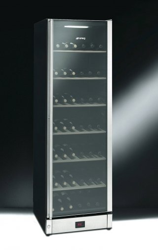 La cantina vini SCV115-1 di Smeg in acciaio inox ha capacità di 198 bottiglie. È dotata di 7 ripiani in legno e di filtraggio dell’aria con filtro a carboni attivi. La temperatura è regolabile da 6 a 22 °C nella zona superiore e da 6 a 16 °C in quella inferiore. Misura L 60 x P 60 x H 185 cm. Costa 1.969 euro. <strong>www.smeg.it</strong> La cantina vini SCV115-1 di Smeg in acciaio inox ha capacità di 198 bottiglie. È dotata di 7 ripiani in legno e di filtraggio dell’aria con filtro a carboni attivi. La temperatura è regolabile da 6 a 22 °C nella zona superiore e da 6 a 16 °C in quella inferiore. Misura L 60 x P 60 x H 185 cm. Costa 1.969 euro. <strong>www.smeg.it</strong>