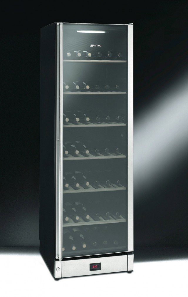 La cantina vini SCV115-1 di Smeg in acciaio inox ha capacità di 198 bottiglie. È dotata di 7 ripiani in legno e di filtraggio dell’aria con filtro a carboni attivi. La temperatura è regolabile da 6 a 22 °C nella zona superiore e da 6 a 16 °C in quella inferiore. Misura L 60 x P 60 x H 185 cm. Costa 1.969 euro. <strong>www.smeg.it</strong> La cantina vini SCV115-1 di Smeg in acciaio inox ha capacità di 198 bottiglie. È dotata di 7 ripiani in legno e di filtraggio dell’aria con filtro a carboni attivi. La temperatura è regolabile da 6 a 22 °C nella zona superiore e da 6 a 16 °C in quella inferiore. Misura L 60 x P 60 x H 185 cm. Costa 1.969 euro. <strong>www.smeg.it</strong>