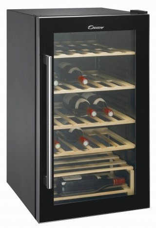 Dispone di 4 ripiani in legno regolabili la cantinetta CCV 200 GL di Candy con capacità di 44 bottiglie e 115 litri. La temperatura di conservazione varia da 7 a 18 °C. Ha porta in vetro a due strati e regolazione temperatura con display. Misura L 50 x P 59 x H 84 cm. Prezzo 429 euro. <strong>www.candy.it</strong> Dispone di 4 ripiani in legno regolabili la cantinetta CCV 200 GL di Candy con capacità di 44 bottiglie e 115 litri. La temperatura di conservazione varia da 7 a 18 °C. Ha porta in vetro a due strati e regolazione temperatura con display. Misura L 50 x P 59 x H 84 cm. Prezzo 429 euro. <strong>www.candy.it</strong>