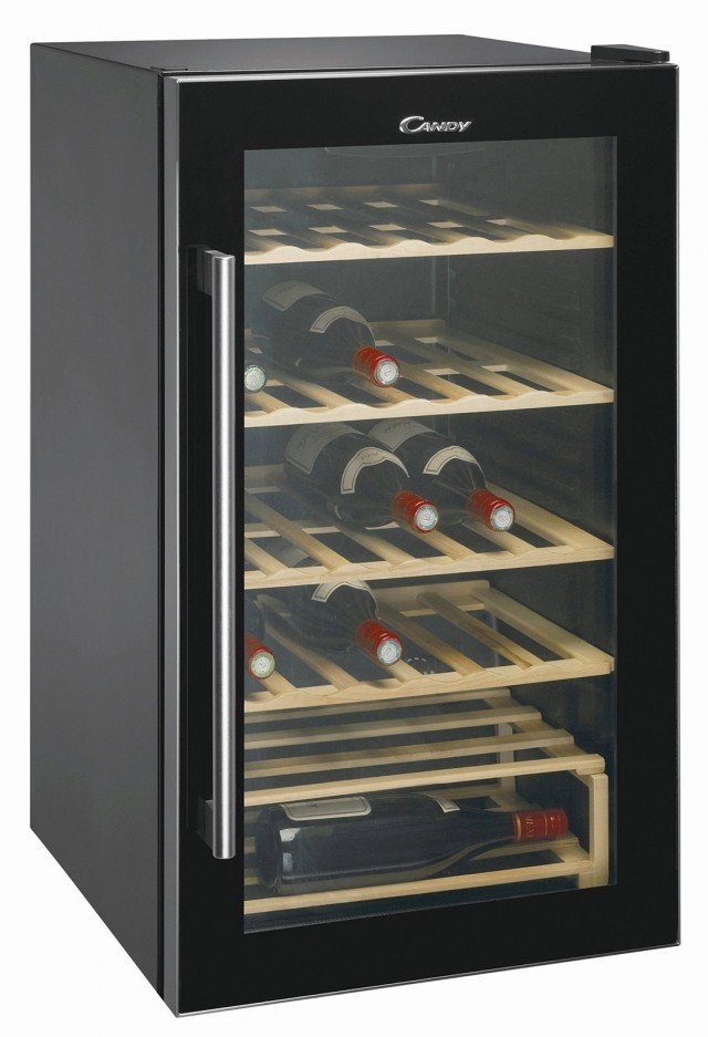 Dispone di 4 ripiani in legno regolabili la cantinetta CCV 200 GL di Candy con capacità di 44 bottiglie e 115 litri. La temperatura di conservazione varia da 7 a 18 °C. Ha porta in vetro a due strati e regolazione temperatura con display. Misura L 50 x P 59 x H 84 cm. Prezzo 429 euro. <strong>www.candy.it</strong> Dispone di 4 ripiani in legno regolabili la cantinetta CCV 200 GL di Candy con capacità di 44 bottiglie e 115 litri. La temperatura di conservazione varia da 7 a 18 °C. Ha porta in vetro a due strati e regolazione temperatura con display. Misura L 50 x P 59 x H 84 cm. Prezzo 429 euro. <strong>www.candy.it</strong>