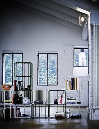 La parete divisoria è formata da originali moduli/libreria in tondino di acciaio laccato opaco che si possono aggregare in orizzontale o in verticale per mezzo di piccoli elementi in plastica opalescente; i colori disponibili sono bianco, nero, amaranto e verde. Un modulo misura L 42 x P 27 x H 35 cm e nella versione base costa 115,90 euro. Fluid di Desalto www.desalto.com La parete divisoria è formata da originali moduli/libreria in tondino di acciaio laccato opaco che si possono aggregare in orizzontale o in verticale per mezzo di piccoli elementi in plastica opalescente; i colori disponibili sono bianco, nero, amaranto e verde. Un modulo misura L 42 x P 27 x H 35 cm e nella versione base costa 115,90 euro. Fluid di Desalto www.desalto.com