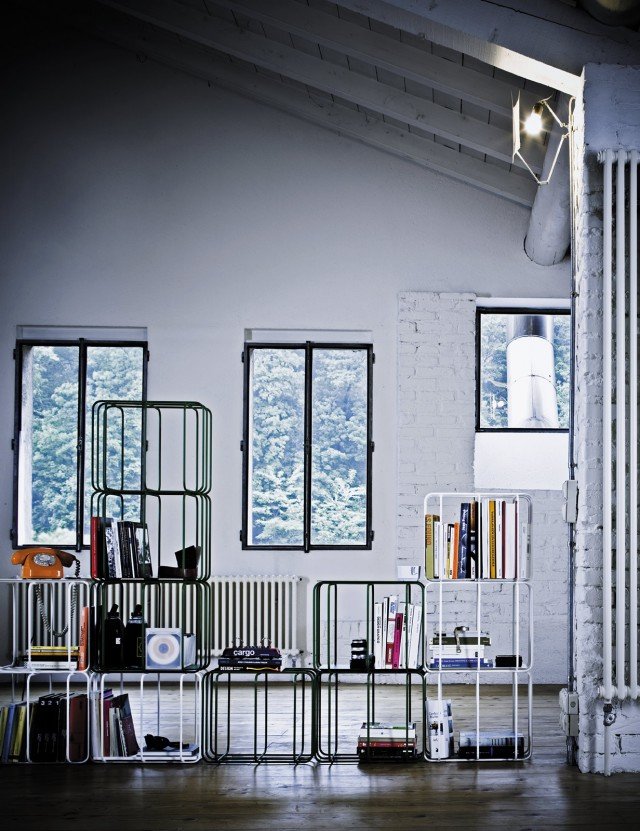La parete divisoria è formata da originali moduli/libreria in tondino di acciaio laccato opaco che si possono aggregare in orizzontale o in verticale per mezzo di piccoli elementi in plastica opalescente; i colori disponibili sono bianco, nero, amaranto e verde. Un modulo misura L 42 x P 27 x H 35 cm e nella versione base costa 115,90 euro. Fluid di Desalto www.desalto.com La parete divisoria è formata da originali moduli/libreria in tondino di acciaio laccato opaco che si possono aggregare in orizzontale o in verticale per mezzo di piccoli elementi in plastica opalescente; i colori disponibili sono bianco, nero, amaranto e verde. Un modulo misura L 42 x P 27 x H 35 cm e nella versione base costa 115,90 euro. Fluid di Desalto www.desalto.com
