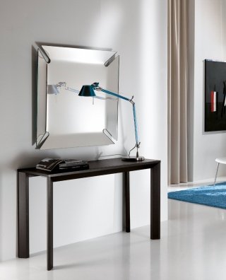 3. Allungabile È caratterizzata da un design lineare ed è disponibile in finiture diverse (rovere wengé, rovere naturale, colorata…): si trasforma in un tavolo per mezzo di meccanismi interni telescopici in alluminio. Misura L 90 x P 49/82 x H 76 cm e costa 1.200 euro nella versione base. City di Riflessi. www.riflessisrl.it 3. Allungabile È caratterizzata da un design lineare ed è disponibile in finiture diverse (rovere wengé, rovere naturale, colorata…): si trasforma in un tavolo per mezzo di meccanismi interni telescopici in alluminio. Misura L 90 x P 49/82 x H 76 cm e costa 1.200 euro nella versione base. City di Riflessi. www.riflessisrl.it