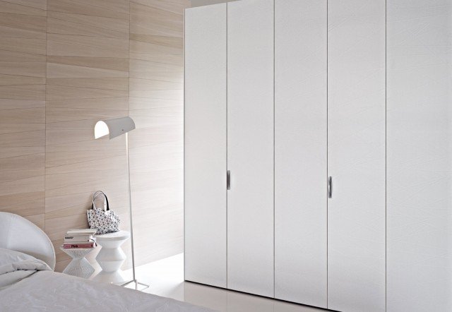 Guardaroba Bamboo di Flou a sei ante battente con superficie termo strutturata con disegno a rilievo e maniglie modello Ovale lucide. L’armadio è disponibile anche nei colori sabbia e grigio scuro. Misura L 290 x P 63 x H 259 cm. Prezzo, attrezzatura interna esclusa: 2.049 euro. www.flou.it Guardaroba Bamboo di Flou a sei ante battente con superficie termo strutturata con disegno a rilievo e maniglie modello Ovale lucide. L’armadio è disponibile anche nei colori sabbia e grigio scuro. Misura L 290 x P 63 x H 259 cm. Prezzo, attrezzatura interna esclusa: 2.049 euro. www.flou.it